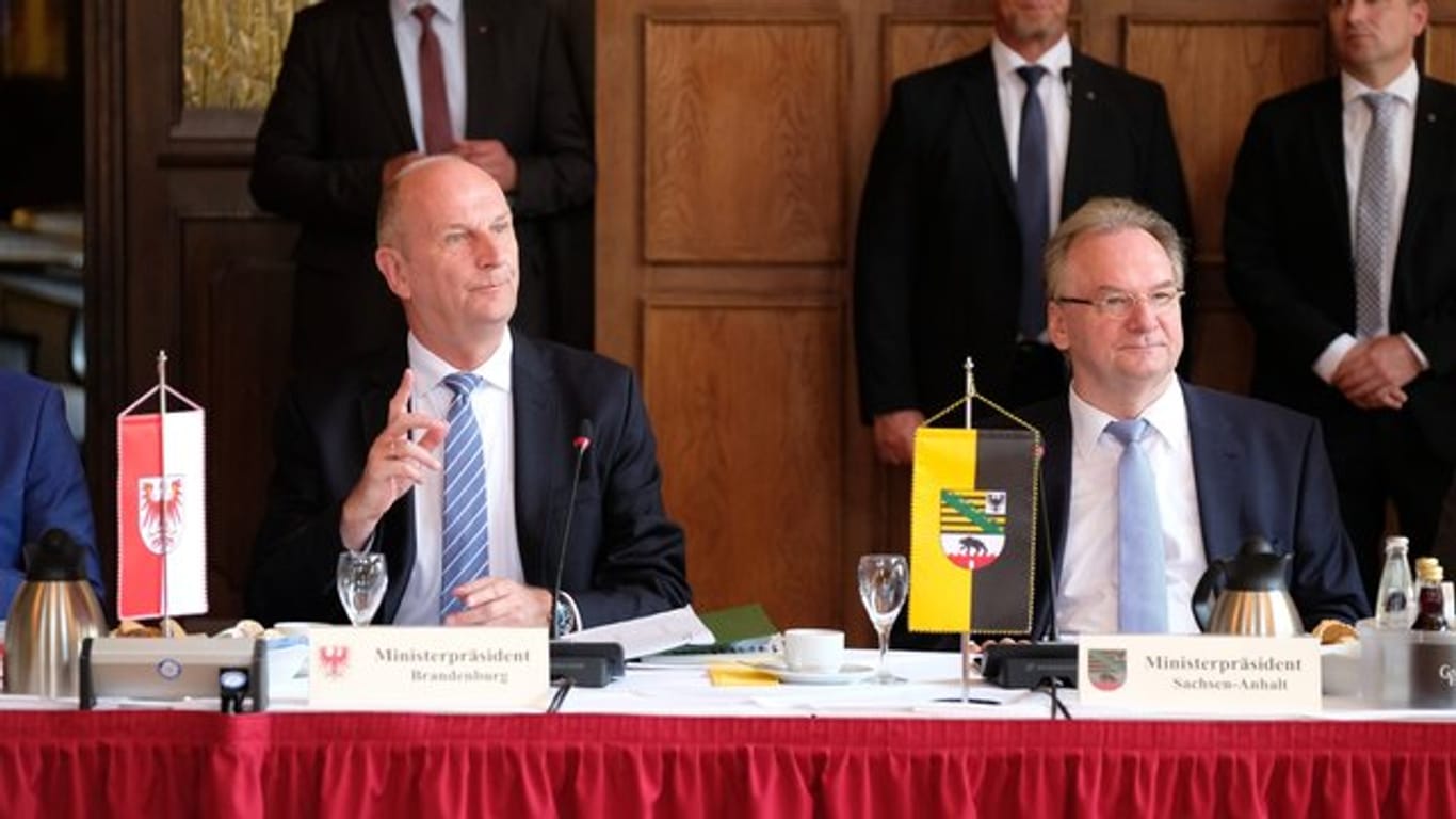 Der gastgebende Ministerpräsident von Sachsen-Anhalt, Reiner Haseloff (r), und sein brandenburgischer Amtskollege Dietmar Woidke in Bad Schmiedeberg.