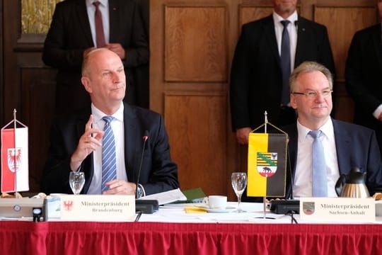 Der gastgebende Ministerpräsident von Sachsen-Anhalt, Reiner Haseloff (r), und sein brandenburgischer Amtskollege Dietmar Woidke in Bad Schmiedeberg.