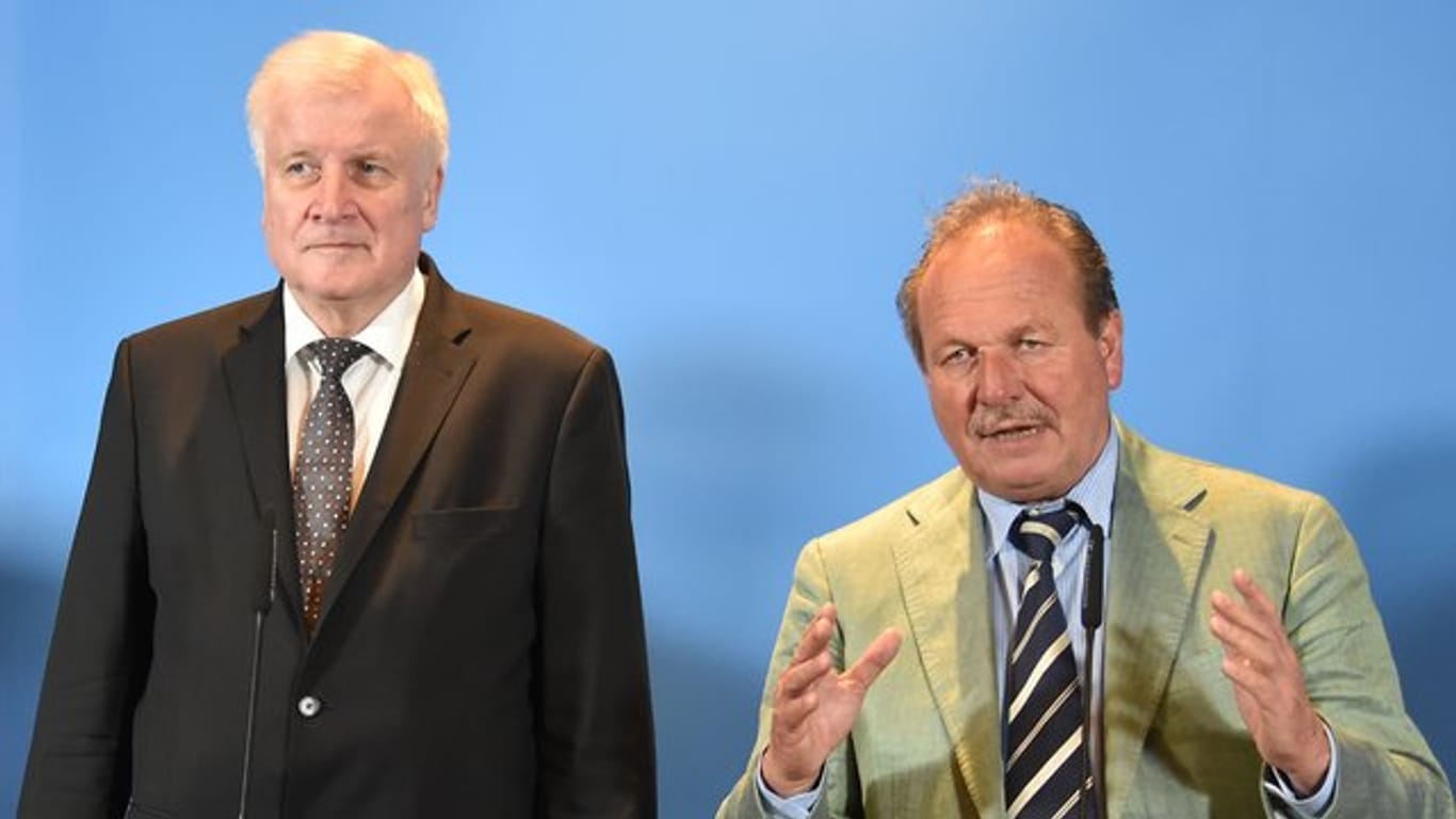 Verdi-Chef Frank Bsirske (r) und Innenminister Horst Seehofer geben in Potsdam die Ergebnisse der Einigung bei den Tarifverhandlungen für den öffentlichen Dienst bekannt.