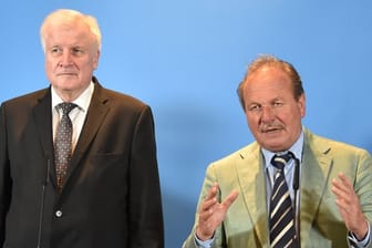 Verdi-Chef Frank Bsirske (r) und Innenminister Horst Seehofer geben in Potsdam die Ergebnisse der Einigung bei den Tarifverhandlungen für den öffentlichen Dienst bekannt.
