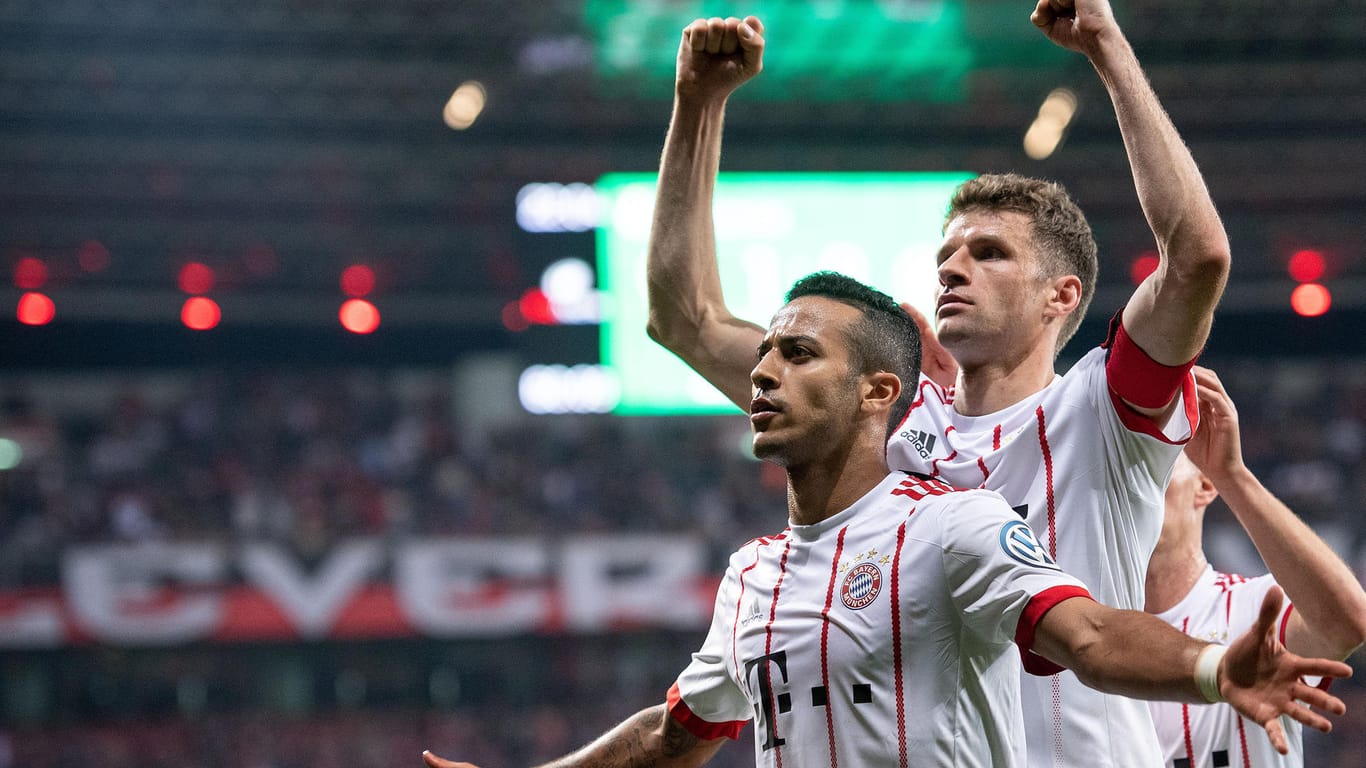 Fahren nach Berlin: Die Bayern-Stars um Thiago (l.).