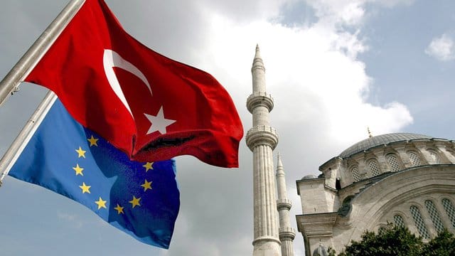 Eine EU-Flagge und eine türkische Flagge wehen vor einer Moschee in Istanbul. Eine EU-Flagge und eine türkische Flagge wehen vor einer Moschee in Istanbul.