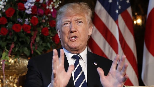 US-Präsident Trump spricht während eines Treffens mit Japans Ministerpräsidenten Abe in Florida. US-Präsident Trump spricht während eines Treffens mit Japans Ministerpräsidenten Abe in Florida.