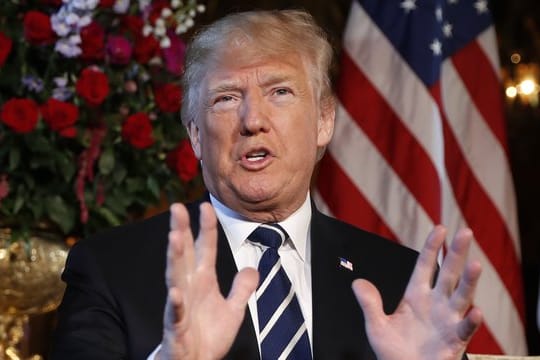 US-Präsident Trump spricht während eines Treffens mit Japans Ministerpräsidenten Abe in Florida.