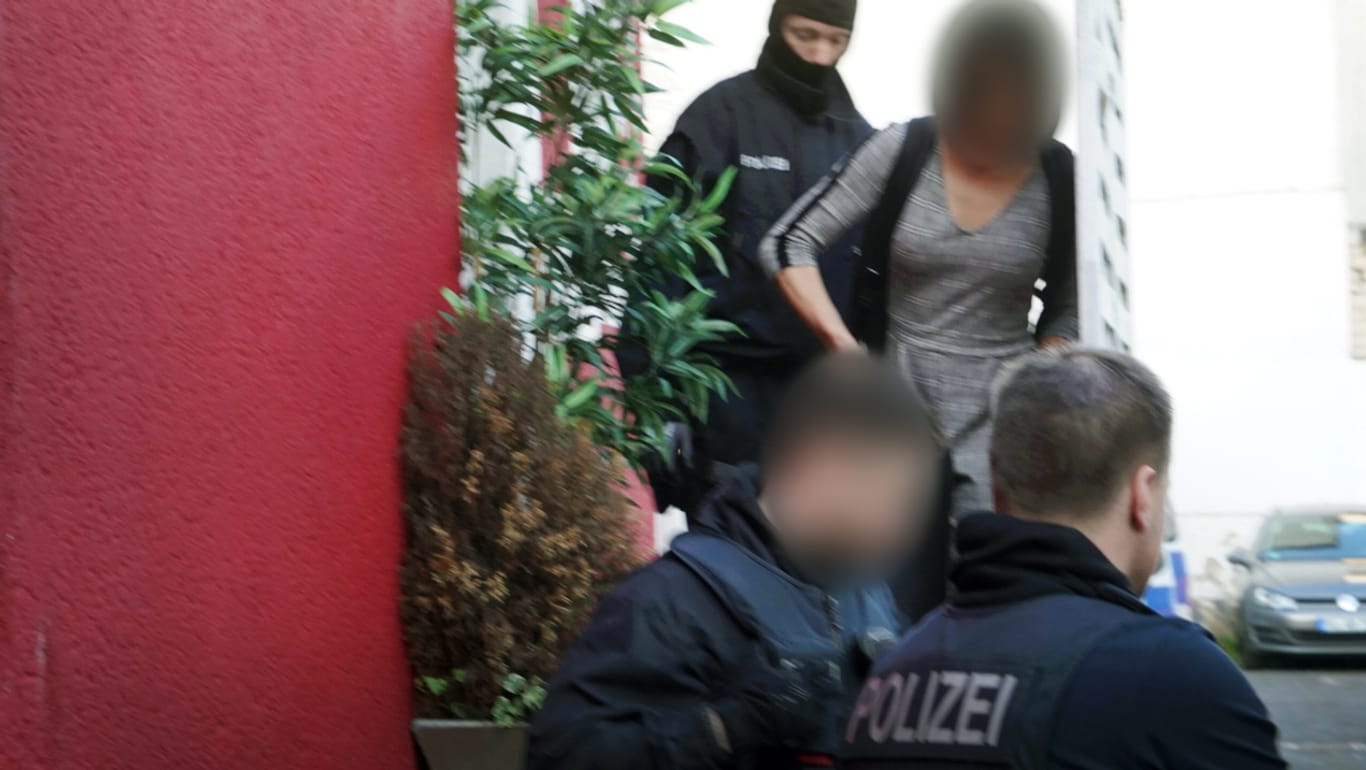 Polizisten bei einer Hausdurchsuchung in Bonn: Bundesweit werden mehr als 62 Bordelle und Wohnungen durchsucht.