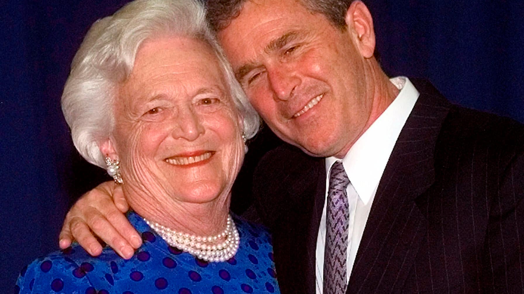 Barbara Bush mit ihrem Sohn George im Jahr 1999: "Eine Frau wie keine andere."