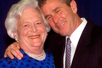 Barbara Bush mit ihrem Sohn George im Jahr 1999: "Eine Frau wie keine andere."