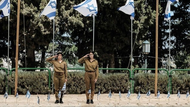 Israelische Soldatinnen salutieren in Jerusalem vor Soldatengräbern. Israelische Soldatinnen salutieren in Jerusalem vor Soldatengräbern.