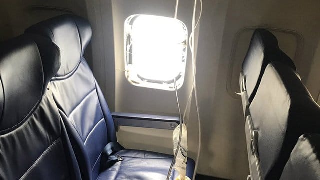 Das vom Twitter-Account @mtranchin zur Verfügung gestellte Bild zeigt das beschädigte Fenster des Flugzeugs. Das vom Twitter-Account @mtranchin zur Verfügung gestellte Bild zeigt das beschädigte Fenster des Flugzeugs.