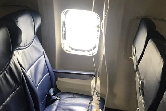 Das vom Twitter-Account @mtranchin zur Verfügung gestellte Bild zeigt das beschädigte Fenster des Flugzeugs.