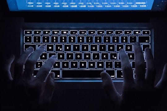 Das FBI, das US-Heimatschutzministerium und das Nationale Zentrum für Cybersicherheit Großbritanniens haben vor einer Cyber-Kampagne durch Angreifer gewarnt, die nach deren Erkenntnissen vom russischen Staat finanziert werden.