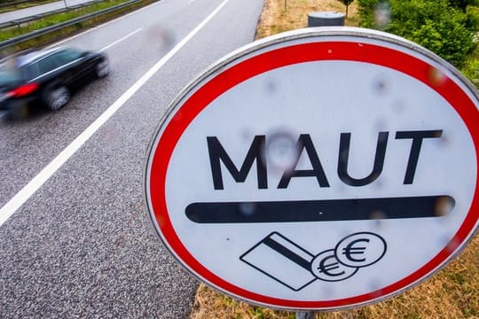 Bundesverkehrsminister Scheuer hatte den Termin für den Beginn der Pkw-Maut zuletzt offen gelassen und lediglich angekündigt, sie werde in dieser Wahlperiode starten, also bis zum Jahr 2021.