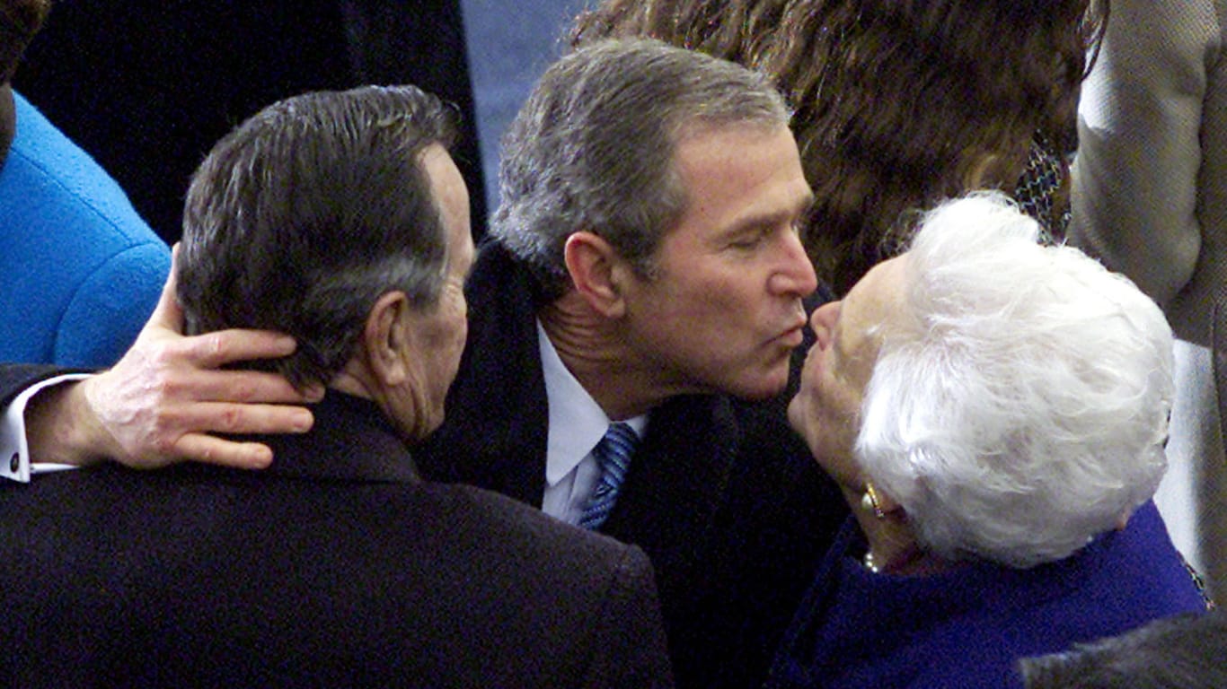 Ein Kuss für den neuen US-Präsidenten: Barbara und George H. W. Bush (l.) am 20. Januar 2001 bei der Vereidigung ihres Sohnes George W. Bush in Washington.
