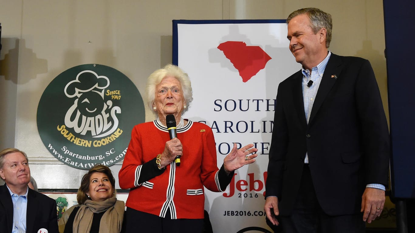 Engagiert bis zuletzt: Barbara Bush spricht bei einem Wahlkampfauftritt ihres Sohnes Jeb (r.) am 19. Februar 2016 in Spartanburg (US-Staat South Carolina).