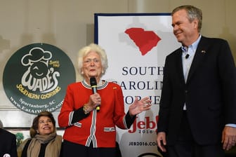 Engagiert bis zuletzt: Barbara Bush spricht bei einem Wahlkampfauftritt ihres Sohnes Jeb (r.) am 19. Februar 2016 in Spartanburg (US-Staat South Carolina).