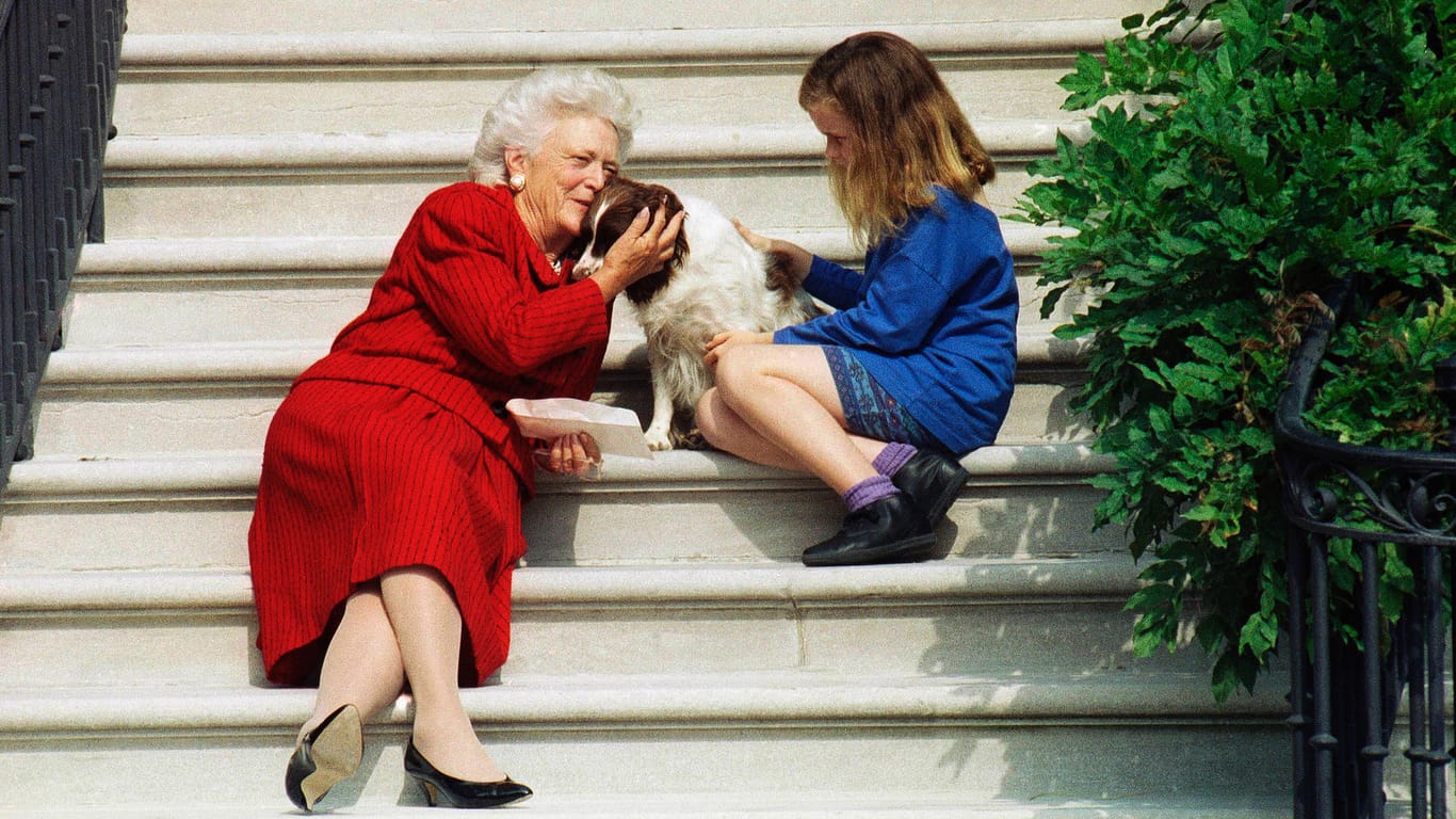 Tiefe Liebe zu ihren Hunden: Barbara Bush mit ihrer gleichnamigen Enkelin und Hündin Millie auf den Stufen des Weißen Hauses.