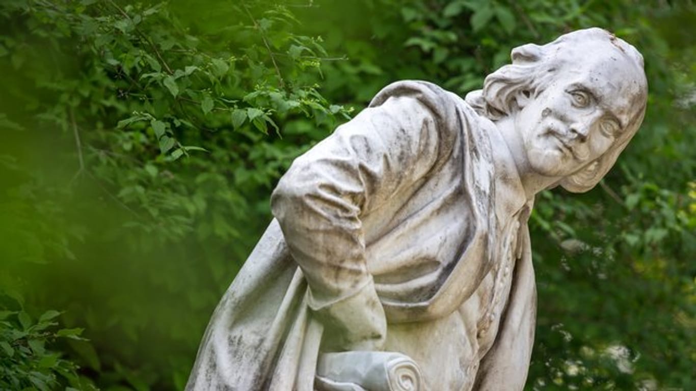 Das Denkmal von William Shakespeare im Park an der Ilm in Weimar.