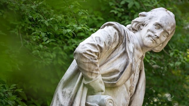 Das Denkmal von William Shakespeare im Park an der Ilm in Weimar.