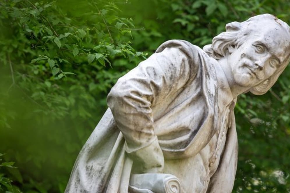 Das Denkmal von William Shakespeare im Park an der Ilm in Weimar.