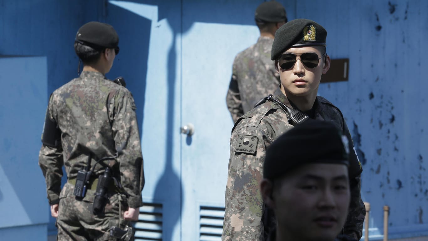 Südkoreanische Soldaten in der demilitarisierten Zone zwischen Nord- und Südkorea: Offiziell sind beide Länder noch immer im Krieg.