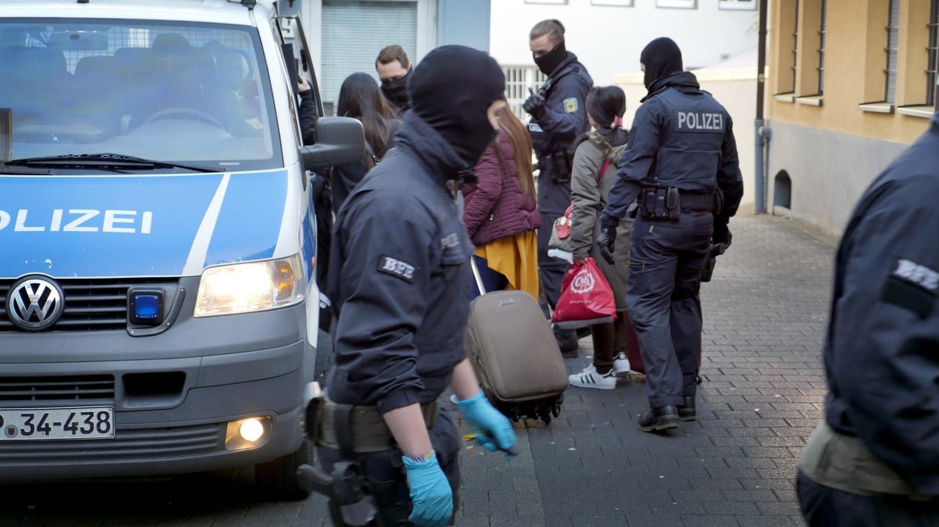 Polizisten führen Frauen aus einem Haus in Siegen: Die Bundespolizei ging in mehreren Bundesländern gegen Menschenhändler vor.