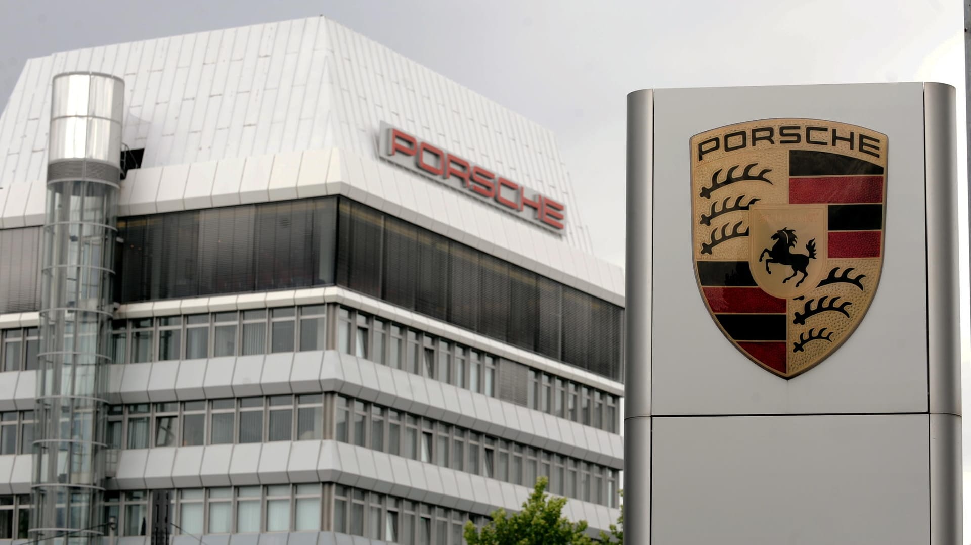 Porsche-Zentrale in Stuttgart: Ermittler durchsuchten im Zusammenhang mit dem Dieselskandal Büros des Autoherstellers.