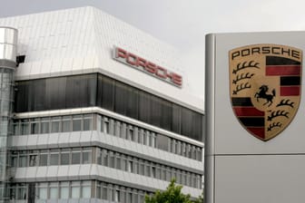Porsche-Zentrale in Stuttgart: Ermittler durchsuchten im Zusammenhang mit dem Dieselskandal Büros des Autoherstellers.