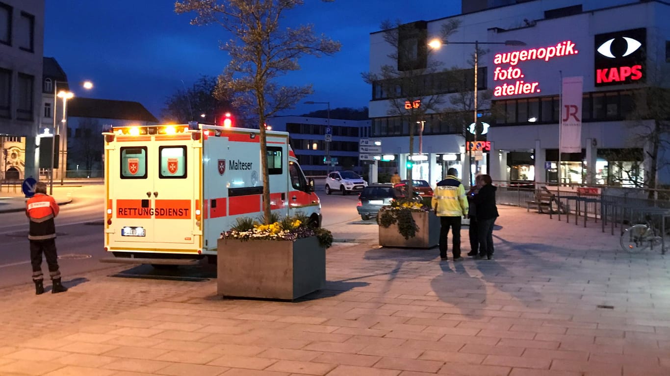 Rettungskräfte in Passau: Der 15-Jährige starb am Montag nach einer heftigen Auseinandersetzung unter Jugendlichen.