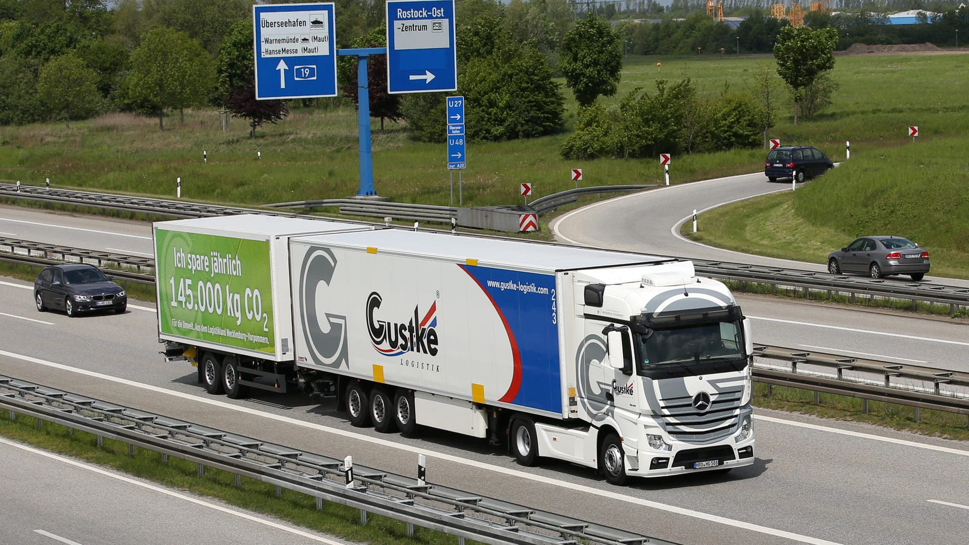 Gigaliner: Auch nach dem ersten Jahr des regulären Betriebs sind die extralangen Sattelschlepper nicht immer gerne gesehen. Gigaliner: Auch nach dem ersten Jahr des regulären Betriebs sind die extralangen Sattelschlepper nicht immer gerne gesehen.