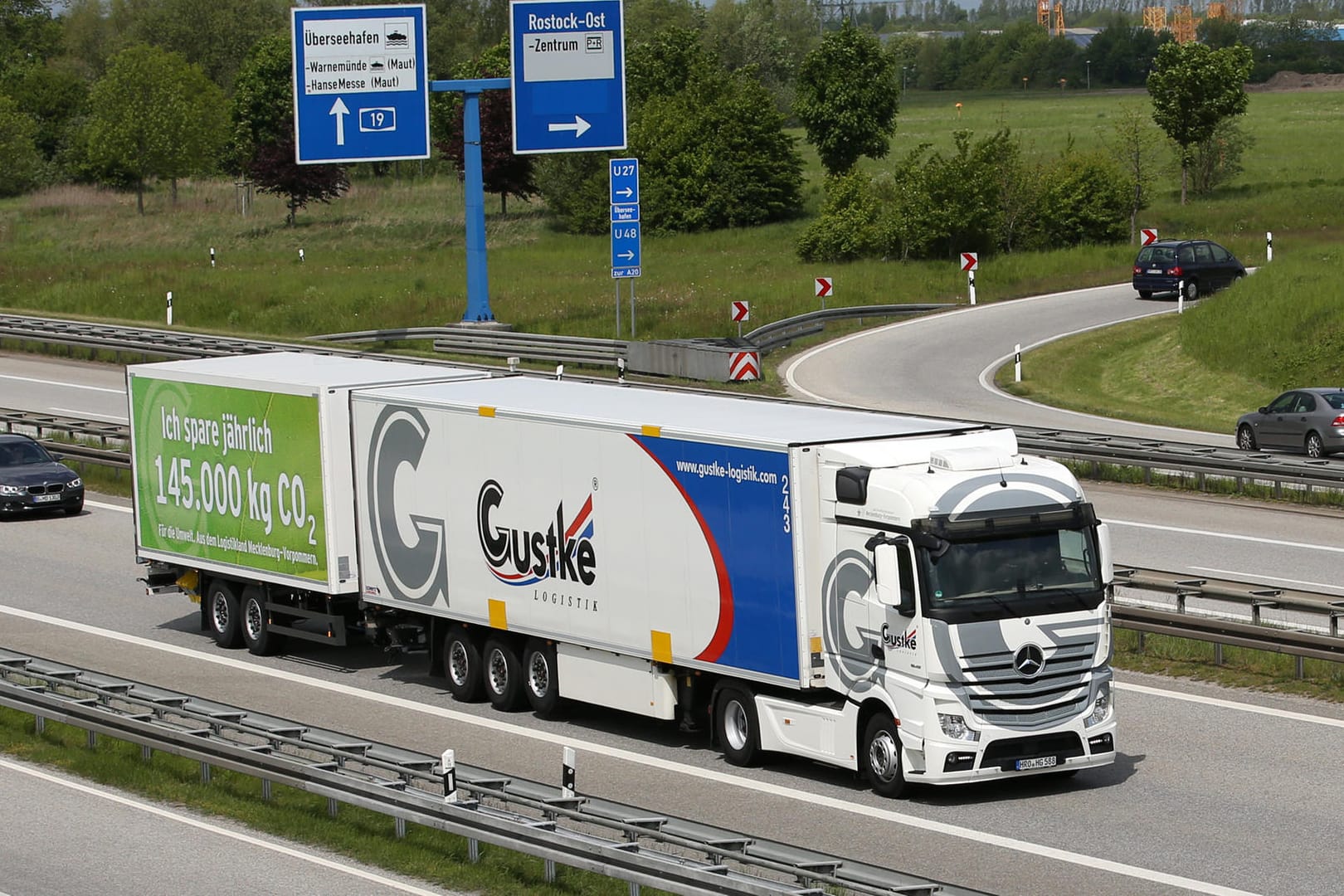 Gigaliner: Auch nach dem ersten Jahr des regulären Betriebs sind die extralangen Sattelschlepper nicht immer gerne gesehen.