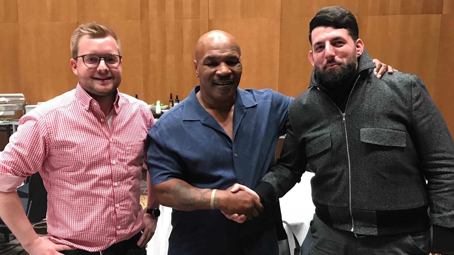 Mike Tyson empfing Florian Wichert (l.) und David Digili im Hilton Danube Waterfront Hotel in Wien. Der 51-Jährige war mit seinem Tross aus Las Vegas gekommen.