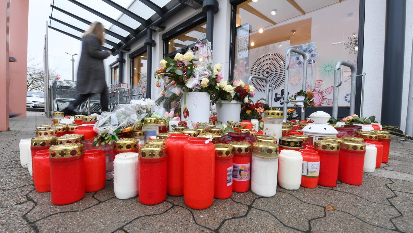 Blumen und Kerzen vor einem Drogeriemarkt in Kandel: Dort wurde die 15-jährige Mia am 27. Dezember erstochen.