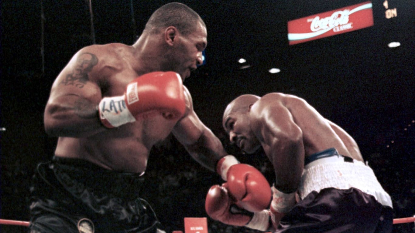 Der legendäre Kampf zwischen Mike Tyson (l.) und Evander Holyfield 1997, bei dem Tyson dem überlegenen Gegner ein Teil des rechten Ohres abbiss aus Frust über den Verlauf des Kampfes. Er wurde dafür nach der dritten Runde disqualifiziert.