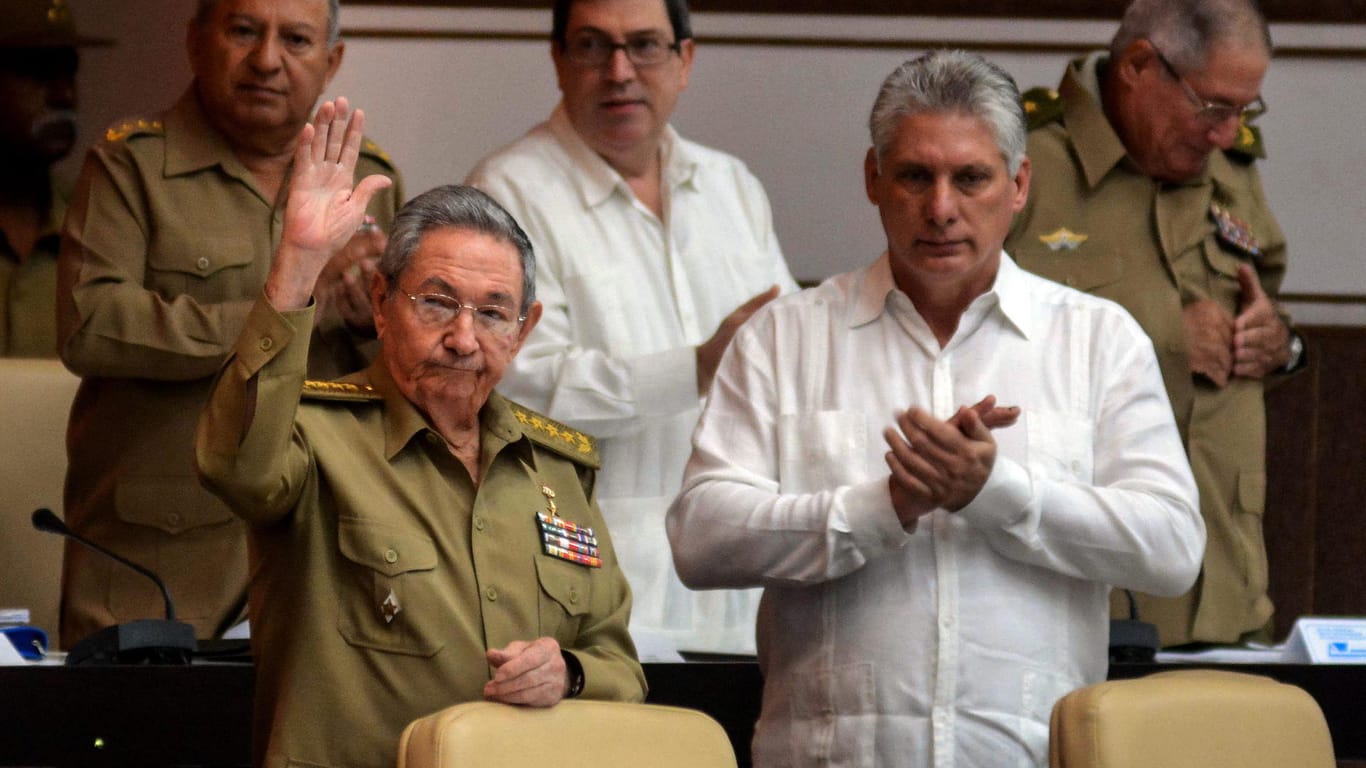 Der Neue: Der designierte Nachfolger von Raul Castro (l.), Miguel Diaz-Canel.