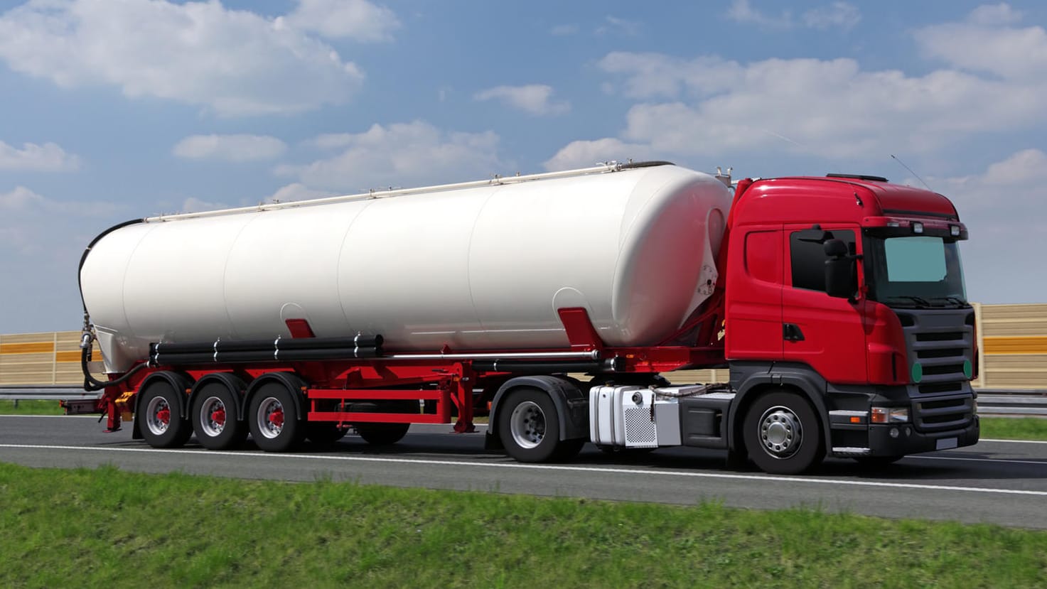 LKW mit Anhänger auf einer Straße: Lastwagen mit Lebensmittelresten explodiert in Thüringen. LKW mit Anhänger auf einer Straße: Lastwagen mit Lebensmittelresten explodiert in Thüringen.