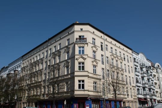 An der Straßenecke Lychener Straße/Raumerstraße in Berlin wurden nach Angaben der Polizei zwei Kippa tragende Männer von drei bislang Unbekannten antisemitisch beschimpft und attackiert.