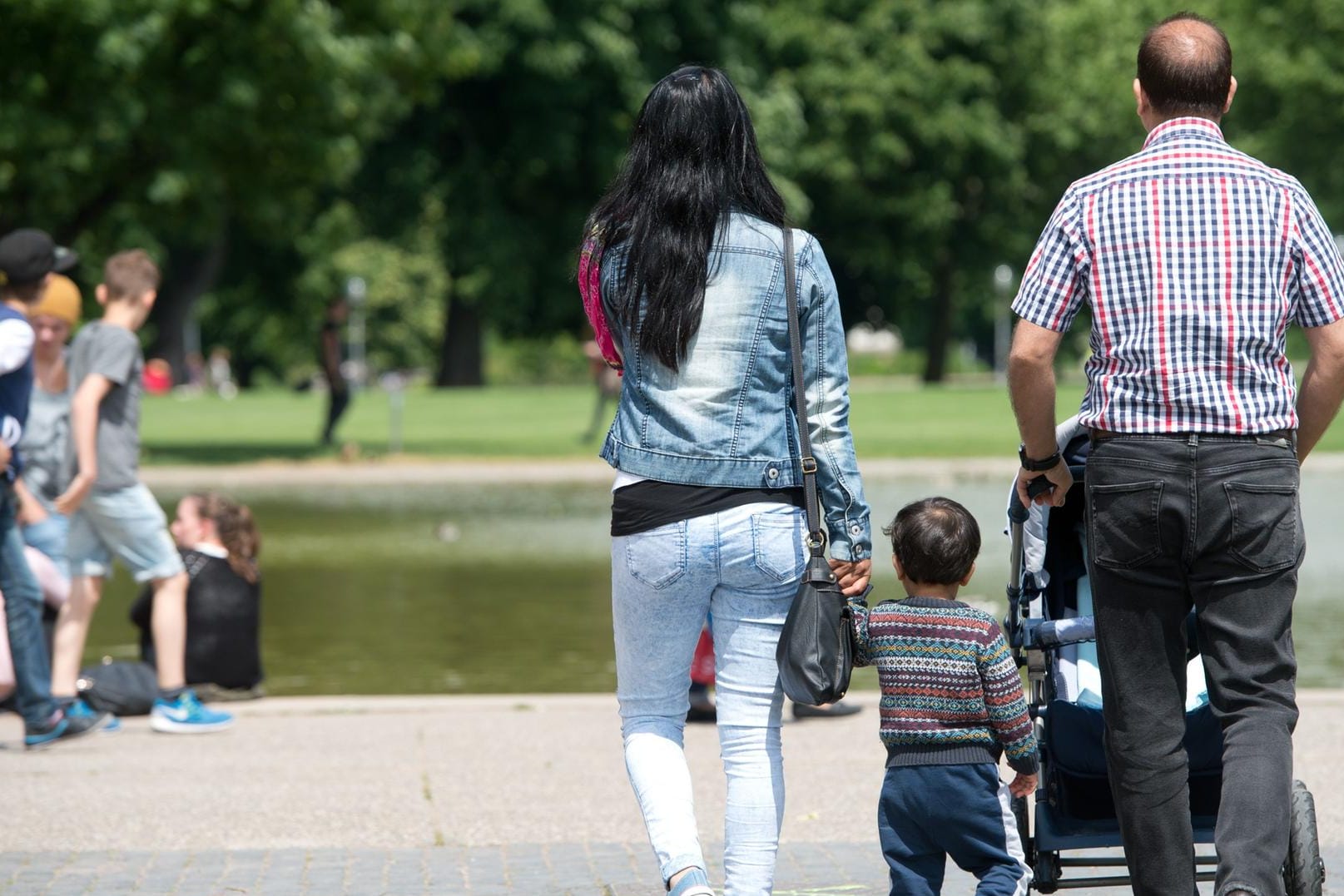 Familie mit Kind: Eltern kleiner Kinder dürfen in Bayern auf zusätzliche Unterstützung hoffen.