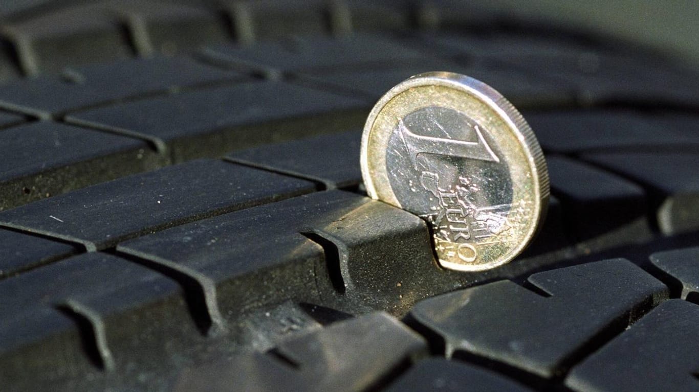 Profiltiefenmessung mit einer Euromünze: Verschwindet der goldene Rand, dann ist die gesetzlich vorgeschriebene Mindesttiefe vorhanden.