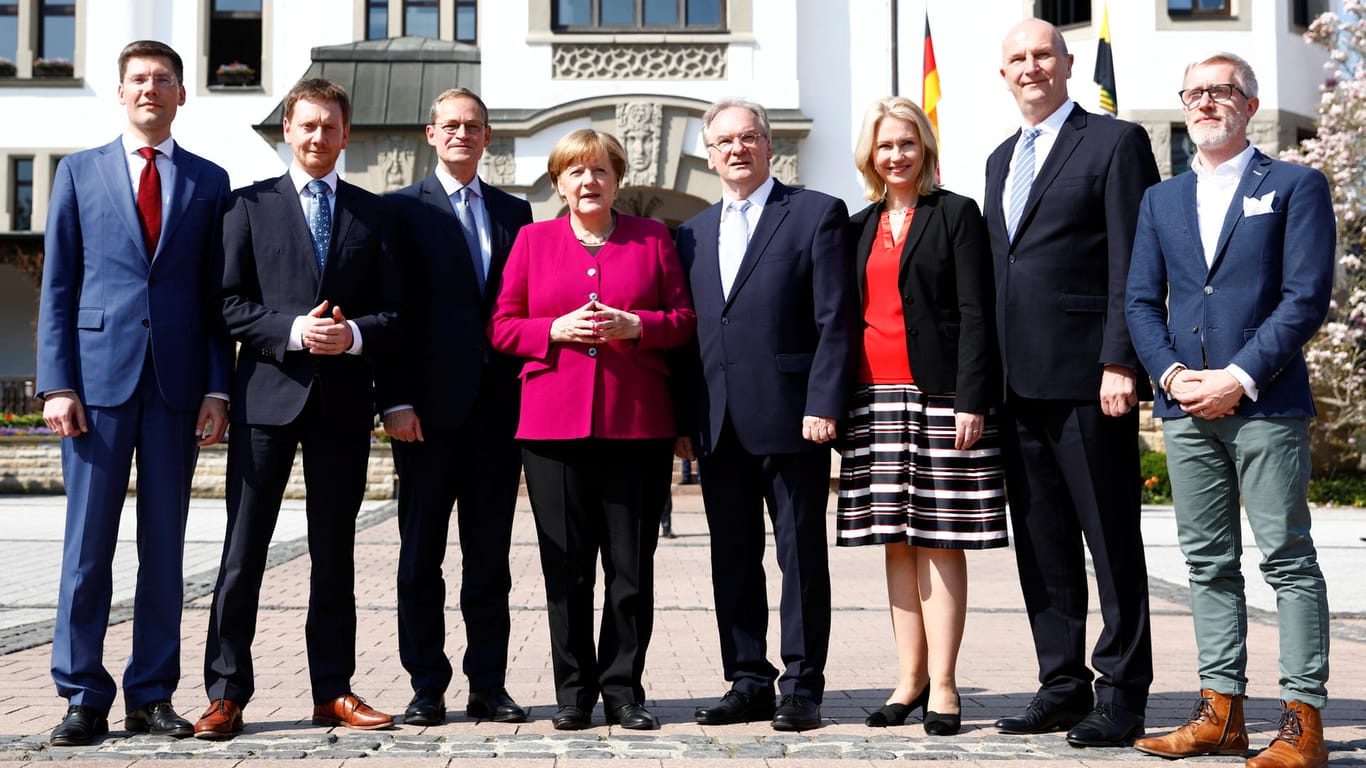 Bundeskanzlerin Angela Merkel und die Ministerpräsidenten der Ost-Bundesländer in Bad Schmiedeberg: Die Politiker beraten am Mittwoch über die Stärkung des Ostens.