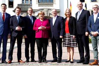 Bundeskanzlerin Angela Merkel und die Ministerpräsidenten der Ost-Bundesländer in Bad Schmiedeberg: Die Politiker beraten am Mittwoch über die Stärkung des Ostens.