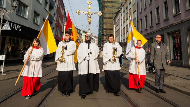 Prozession in Würzburg: Söder betont die Dominanz des Christentums in Bayern.