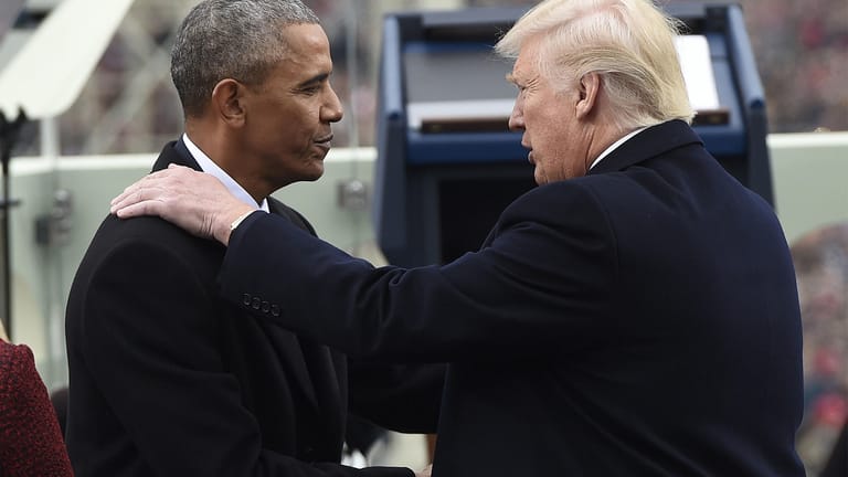US-Präsident Donald Trump und Barack Obama bei der Amtseinführung von Trump: Der amtierende Präsident ist laut Umfragen beliebter als sein Vorgänger.