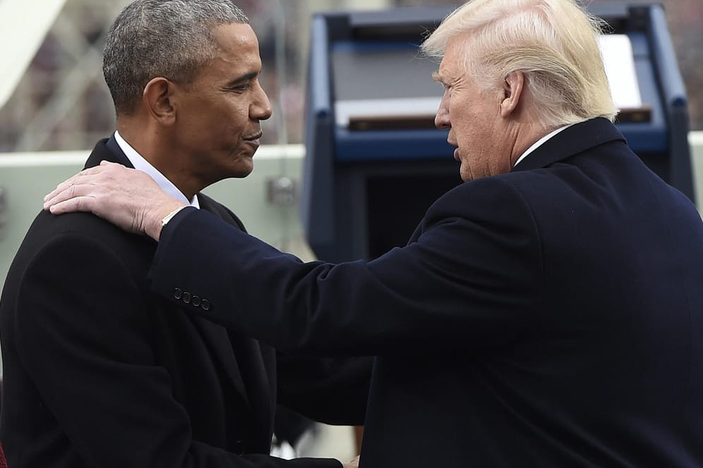 US-Präsident Donald Trump und Barack Obama bei der Amtseinführung von Trump: Der amtierende Präsident ist laut Umfragen beliebter als sein Vorgänger.