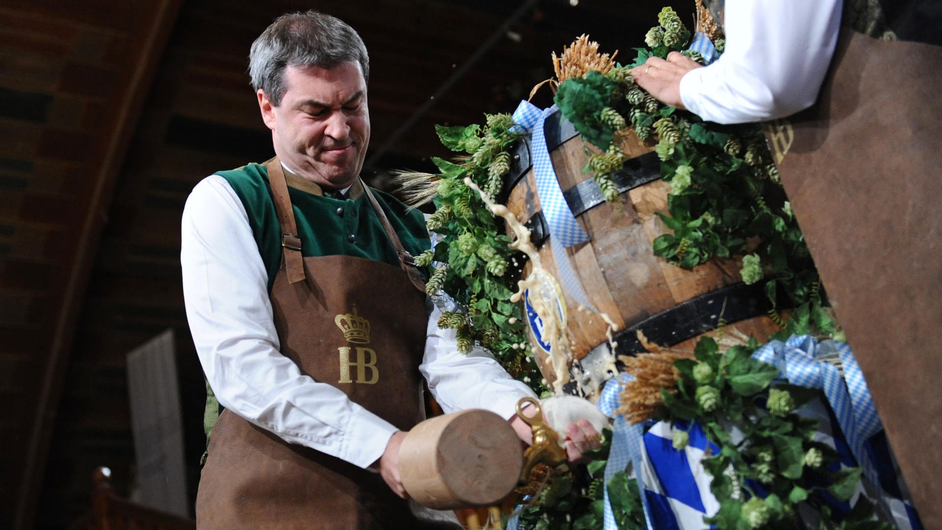 Markus Söder sticht im Hofbräuhaus in München ein Bierfass an: Bayern ist für ihn vorn, als Autoland und Bauernland.