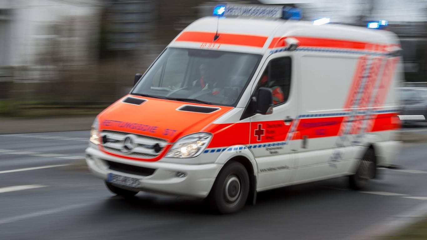 Ein Krankenwagen im Einsatz: Ein Bauarbeiter in Rheinland-Pfalz Bad Neuenahr-Ahrweiler wird in einer Grube verschüttet und schwer verletzt.