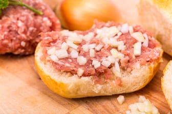 minced meatMett-Brötchen: Die Rügenwalder Mühle ruft derzeit verschiedene Sorten Mett zurück.