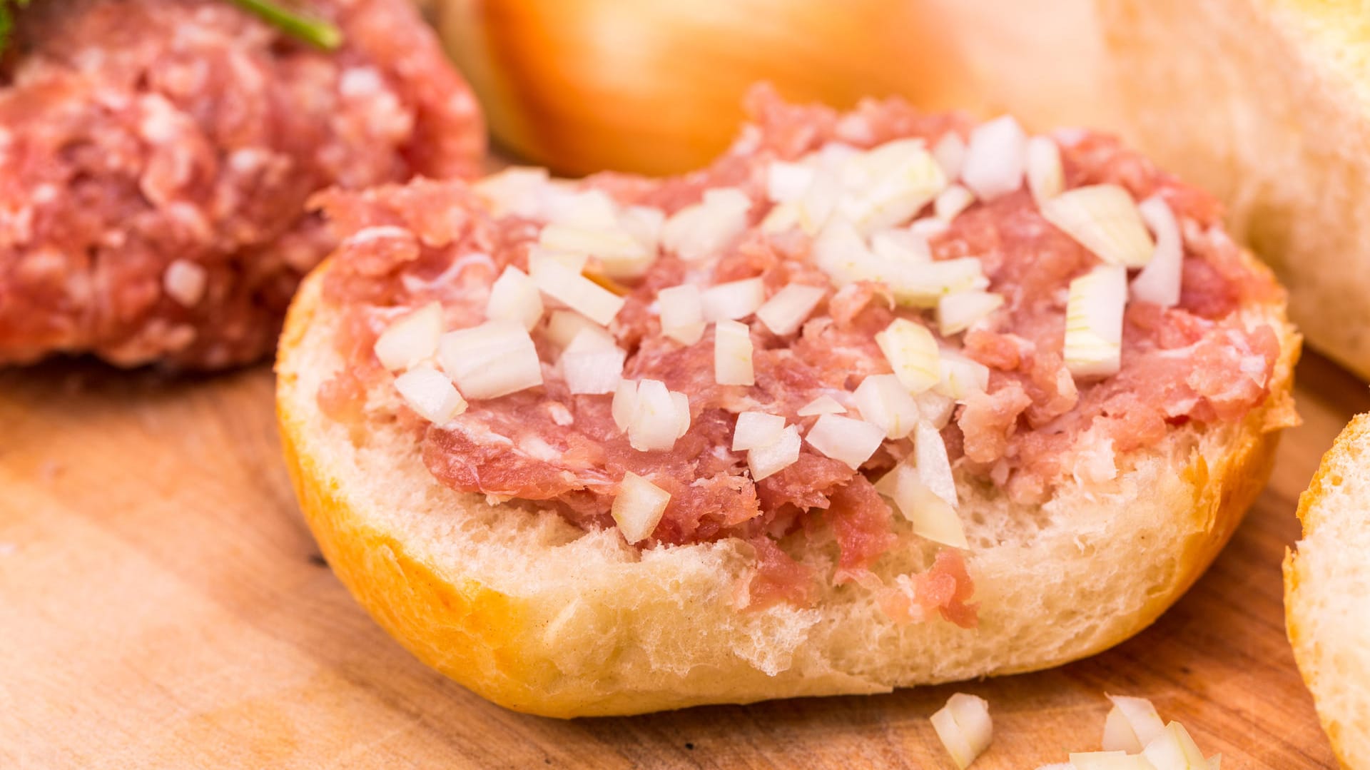 minced meatMett-Brötchen: Die Rügenwalder Mühle ruft derzeit verschiedene Sorten Mett zurück.