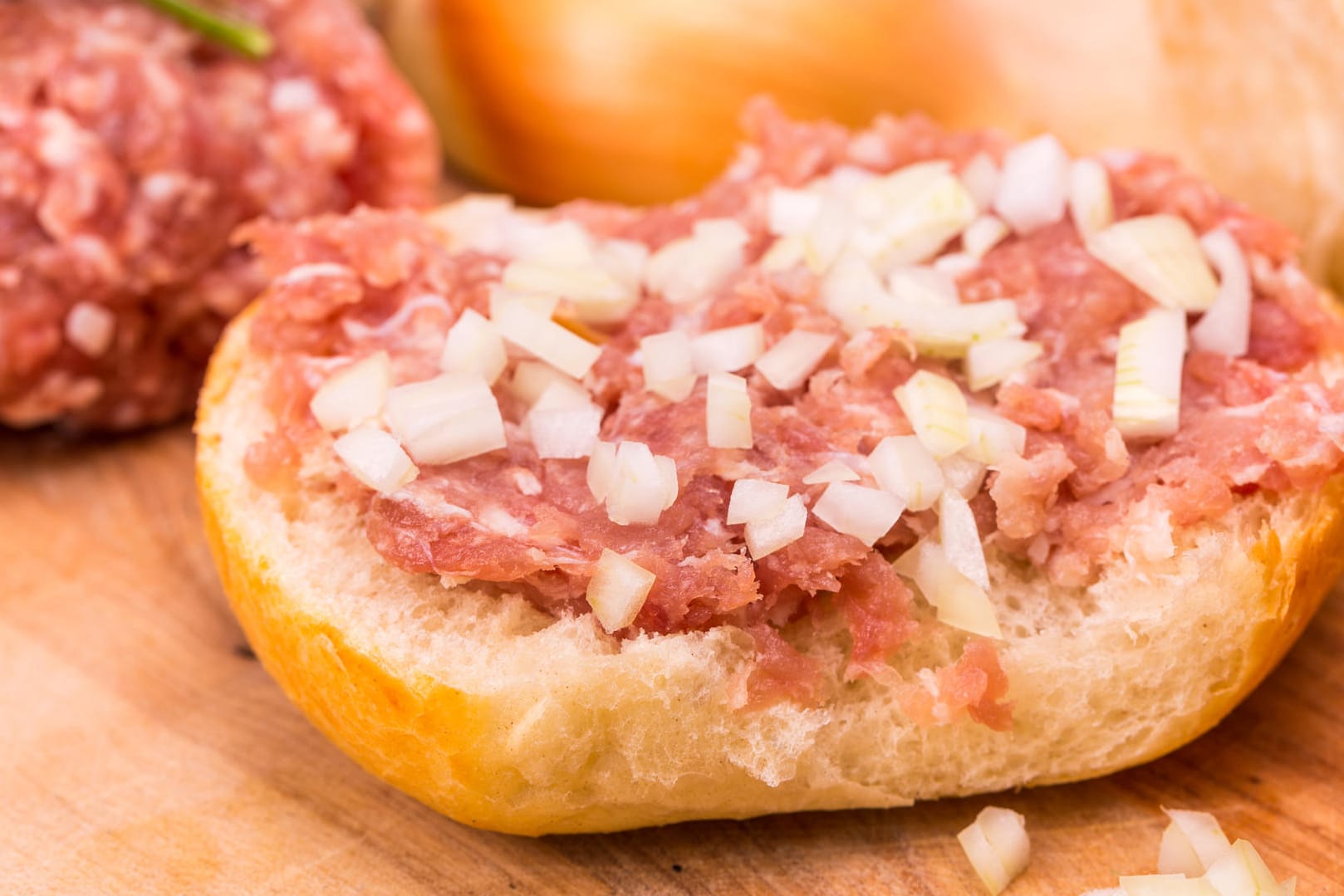 minced meatMett-Brötchen: Die Rügenwalder Mühle ruft derzeit verschiedene Sorten Mett zurück.