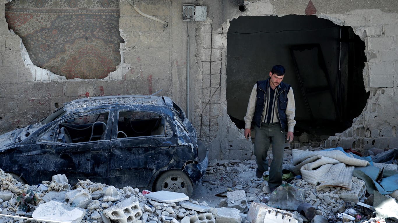 Duma unter Trümmern: In der syrischen Stadt wurden UN-Mitarbeiter mit Sprengsätzen und Schüssen attackiert.