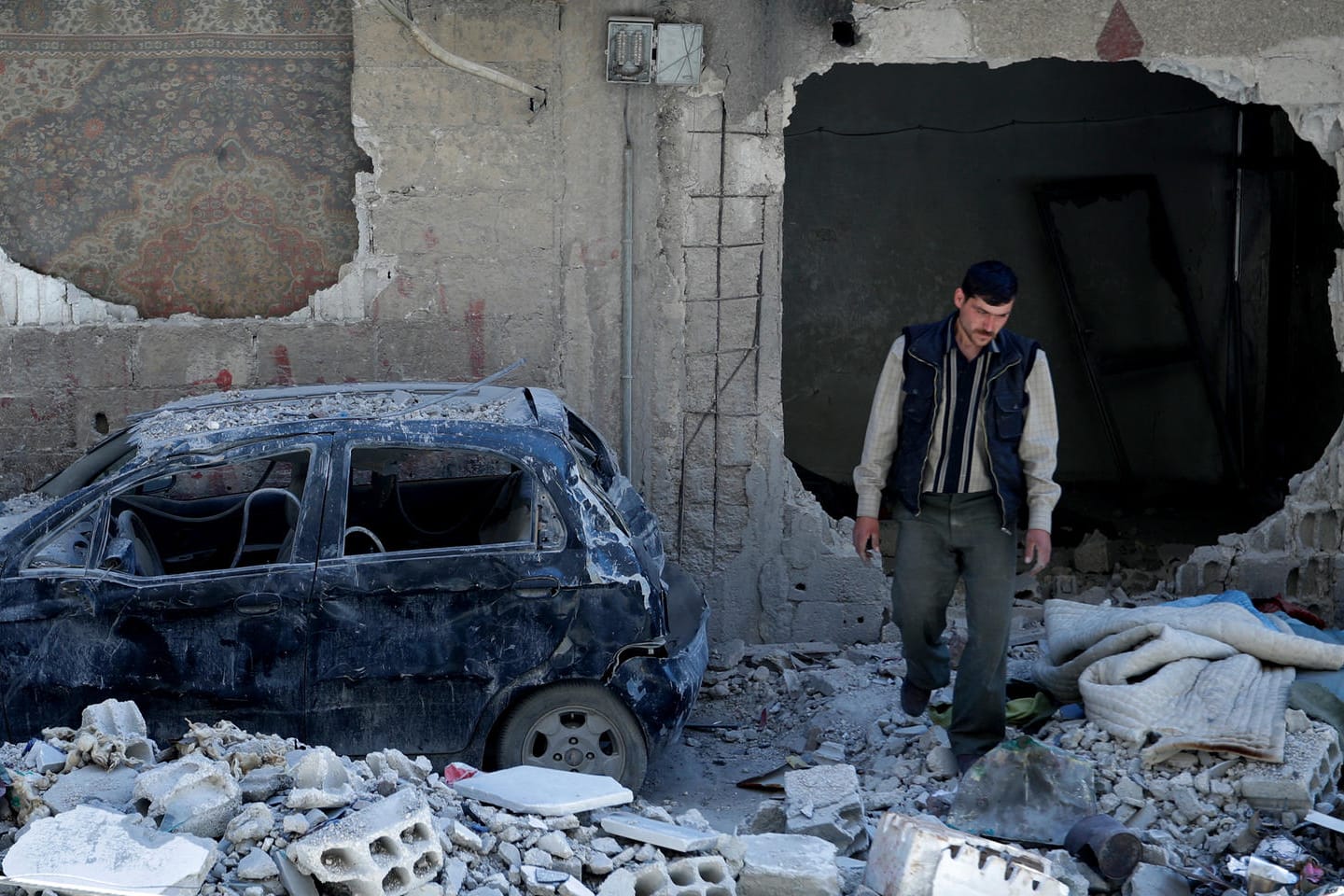 Duma unter Trümmern: In der syrischen Stadt wurden UN-Mitarbeiter mit Sprengsätzen und Schüssen attackiert.